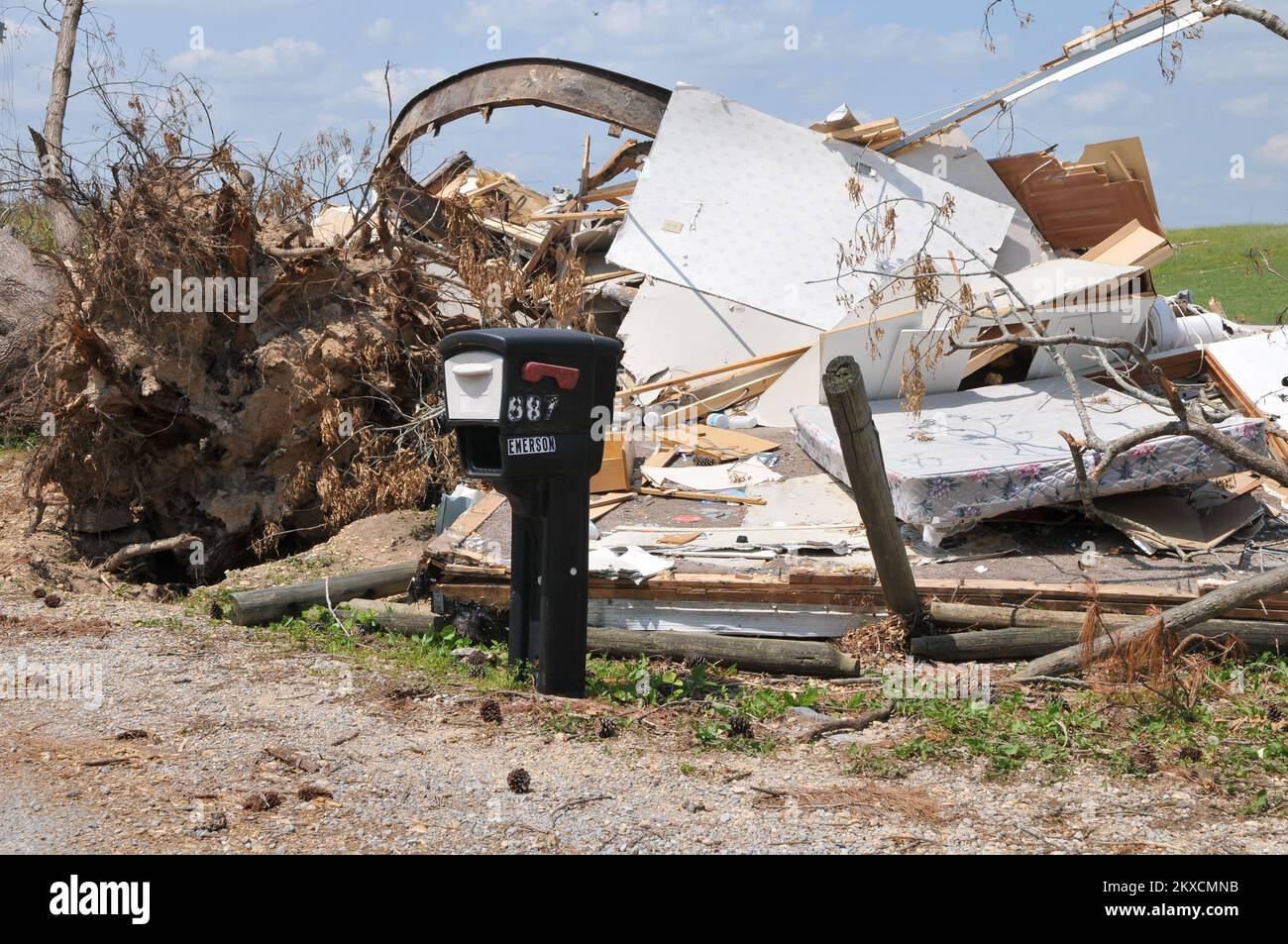 Tornado - Hackleburg, Ala. , 11 maggio 2011 la cassetta postale è l'unica cosa rimasta in piedi da questa casa dopo il tornado del 27th aprile devastato la città. La FEMA sta lavorando per far registrare i sopravvissuti alla tempesta per vedere quale assistenza possono qualificarsi. Foto FEMA/Tim Burkitt.. Fotografie relative a disastri e programmi, attività e funzionari di gestione delle emergenze Foto Stock Tornado - Hackleburg, Ala. , 11 maggio 2011 la cassetta postale è l'unica cosa rimasta in piedi da questa casa dopo il tornado del 27th aprile devastato la città. La FEMA sta lavorando per far registrare i sopravvissuti alla tempesta per vedere quale assistenza possono qualificarsi. Foto FEMA/Tim Burkitt.. Fotografie relative a disastri e programmi, attività e funzionari di gestione delle emergenze Foto Stock