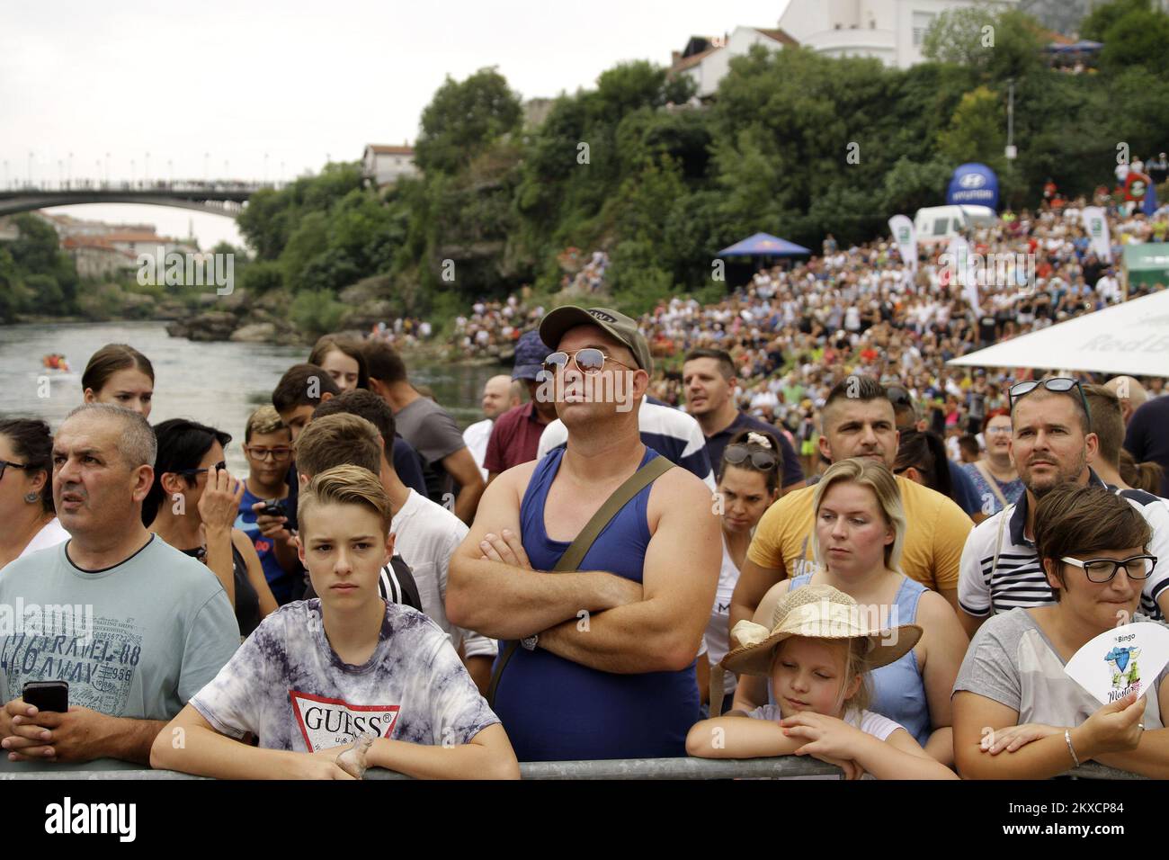 24.08.2019., Mostar -- Red Bull Cliff Diving 2019 World Championship si è tenuto al Ponte Vecchio. Foto: Denis KapetanoviÄ‡ / PIXSELL Foto Stock