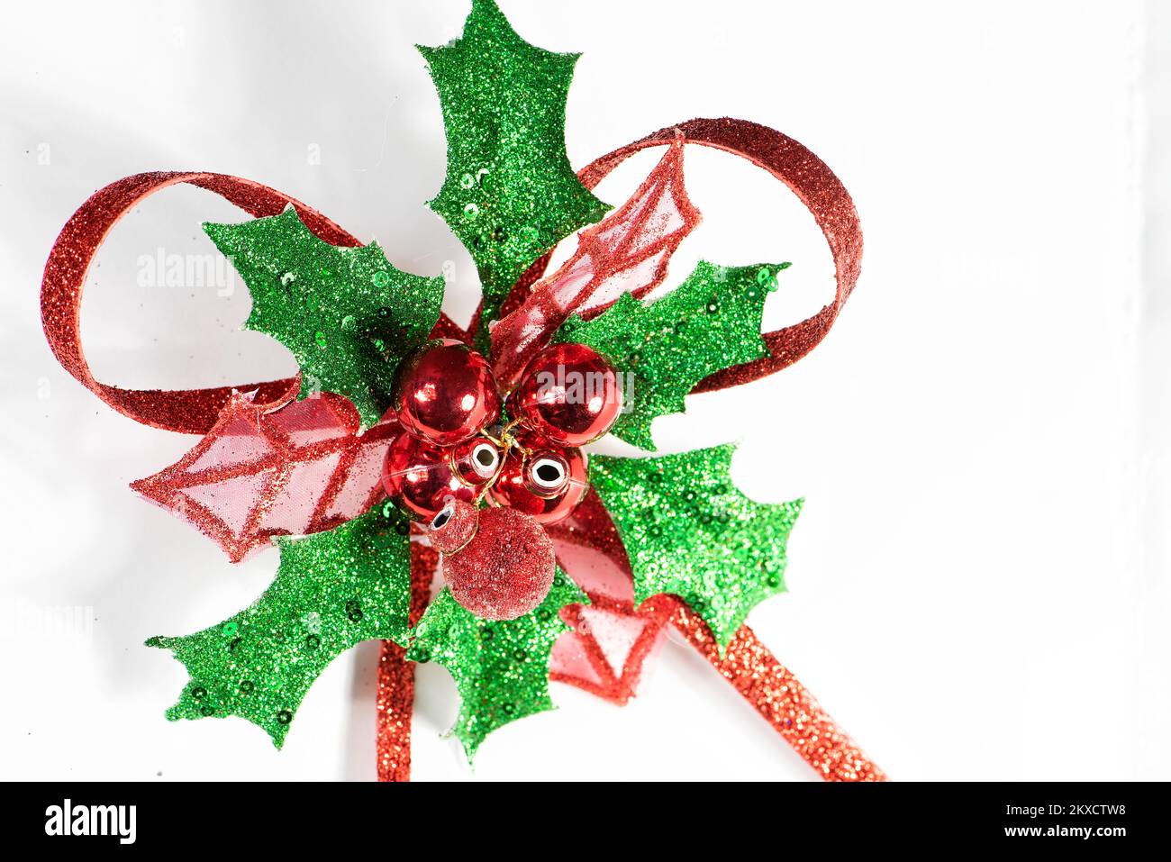 Biglietto di auguri con ornamento rosso e verde, spazio per il testo, su sfondo bianco. Foto Stock