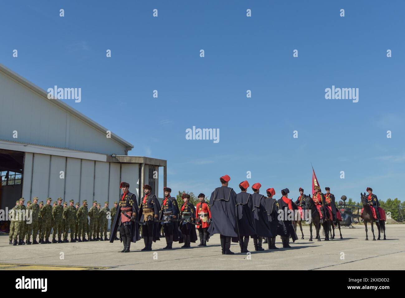 16.09.2019., Zemunik, Croazia - lo Squadrone degli elicotteri della 93 a base aerea di Zemunik ha ospitato una cerimonia di laurea per un gruppo di piloti che hanno completato l'addestramento sugli elicotteri OH-58 D Kiowa Warrior. Alla cerimonia ha partecipato anche l'onorario Reggimento Cravat. Foto: Dino Stanin/PIXSELL Foto Stock