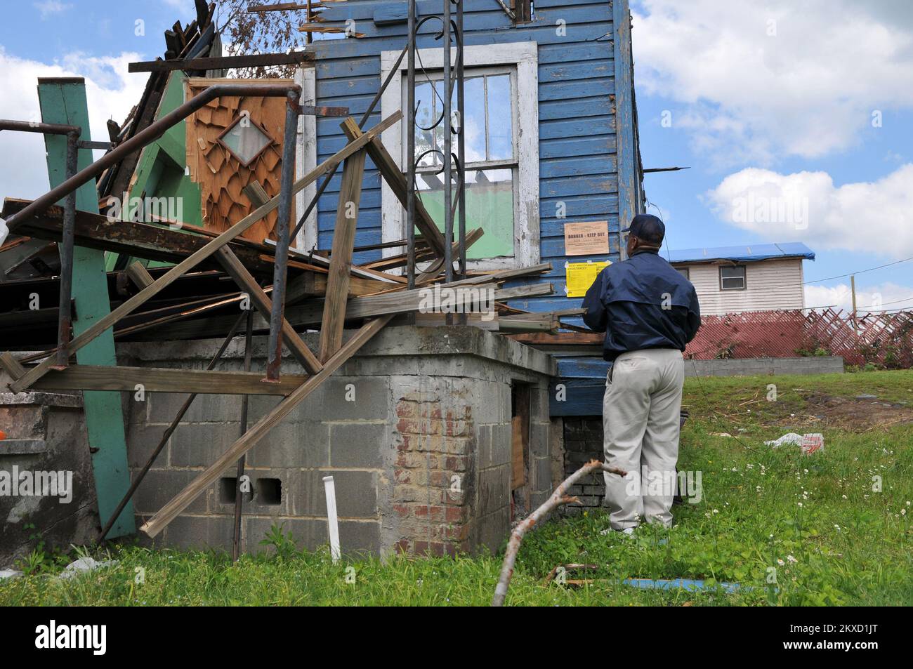 Tornado - Pratt City, Alah. , 17 maggio 2011 FEMA Community Relations Specialist (CR) Erthel Hines appende un volantino che spiega come registrarsi con FEMA mentre fuori a canvassing il quartiere. CR sta andando porta a porta nelle comunità per incoraggiare le persone a registrarsi, distribuire volantini e rispondere alle domande sul processo. Foto FEMA/Tim Burkitt. Alabama forti tempeste, tornado, venti in linea retta, e alluvioni. Fotografie relative a disastri e programmi, attività e funzionari di gestione delle emergenze Foto Stock