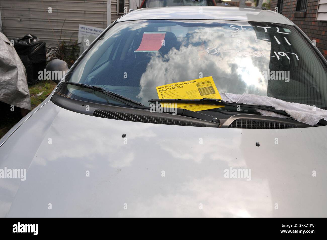 Tornado - Pratt City, Alah. , 17 maggio 2011 Un volantino su come registrarsi è messo su una macchina danneggiata per diffondere la parola ai sopravvissuti. Gli specialisti delle relazioni con la comunità FEMA (CR) stanno andando porta a porta nelle comunità per incoraggiare le persone a registrarsi, trasmettere volantini e rispondere alle domande sul processo di registrazione. Foto FEMA/Tim Burkitt. Alabama forti tempeste, tornado, venti in linea retta, e alluvioni. Fotografie relative a disastri e programmi, attività e funzionari di gestione delle emergenze Foto Stock