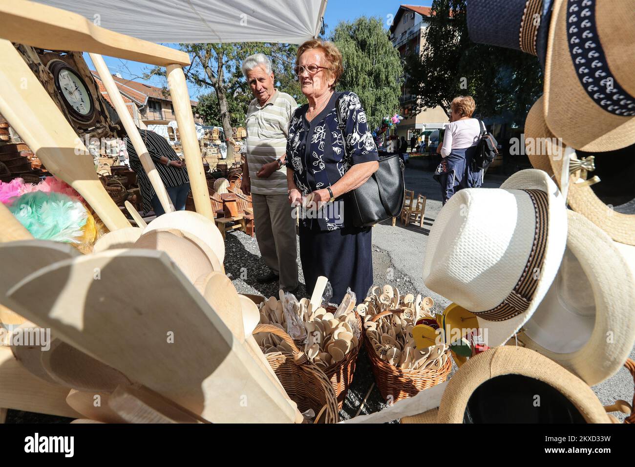 21.09.2019., Dugo Selo- l'evento i vecchi piatti di Dugo Selo sono stati visitati da un gran numero di cittadini che hanno avuto la possibilità di gustare specialità culinarie preparate secondo antiche ricette tradizionali. Oltre all'offerta gastronomica, numerosi stand-in offrivano souvenir e prodotti di OPG locali, antichi mestieri e souvenir, e il concorso culinario ha dichiarato i vincitori per il miglior bollitore, anatra con frittelle e tradizionale schiacciata. Croazia, Zagabria Foto: Robert Anic/PIXSELL Foto Stock