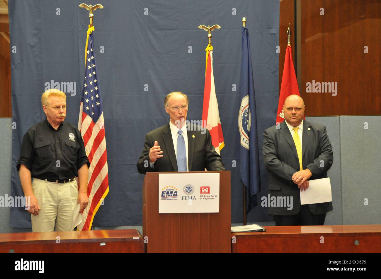 Tornado - Birmingham, Ala. , 20 maggio 2011 il Governatore dell'Alabama Robert Bentley tiene una conferenza stampa presso il Joint Field Office di Birmingham per discutere gli sforzi in corso di ripresa statale e federale. Mike Byrne (a sinistra) e Art Faulkner, direttore dell'Alabama EMA, hanno inoltre formulato osservazioni e posto domande sulle operazioni di recupero. Foto FEMA/Tim Burkitt. Alabama forti tempeste, tornado, venti in linea retta, e alluvioni. Fotografie relative a disastri e programmi, attività e funzionari di gestione delle emergenze Foto Stock