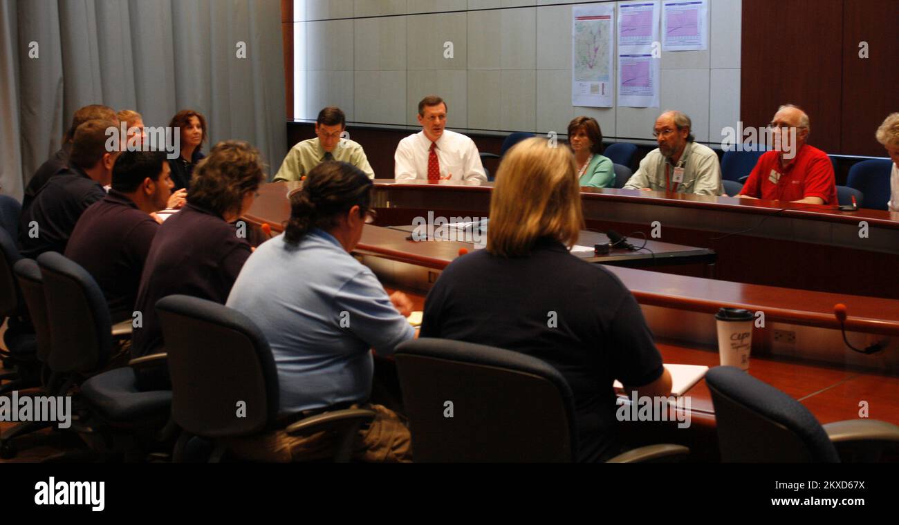 Inondazioni - Clinton, Miss. , Il 23 maggio 2011 questo è un incontro della Taskforce di riparo, tenuto all'ufficio di campo congiunto di FEMA in Clinton Mississippi e guidato da Mark Smith, vicedirettore per il Dipartimento dei servizi umani per lo Stato del Mississippi con l'appartenenza dalla Croce Rossa, E altre agenzie di volontariato, altri dipartimenti del Mississippi e supporto da FEMA ESF -6 e LesleyAnne Ezelle, FEMA Region 10 Disability Integration Specialist. Howard Greenblatt/FEMA. Inondazione del Mississippi. Fotografie relative a disastri e programmi, attività e funzionari di gestione delle emergenze Foto Stock