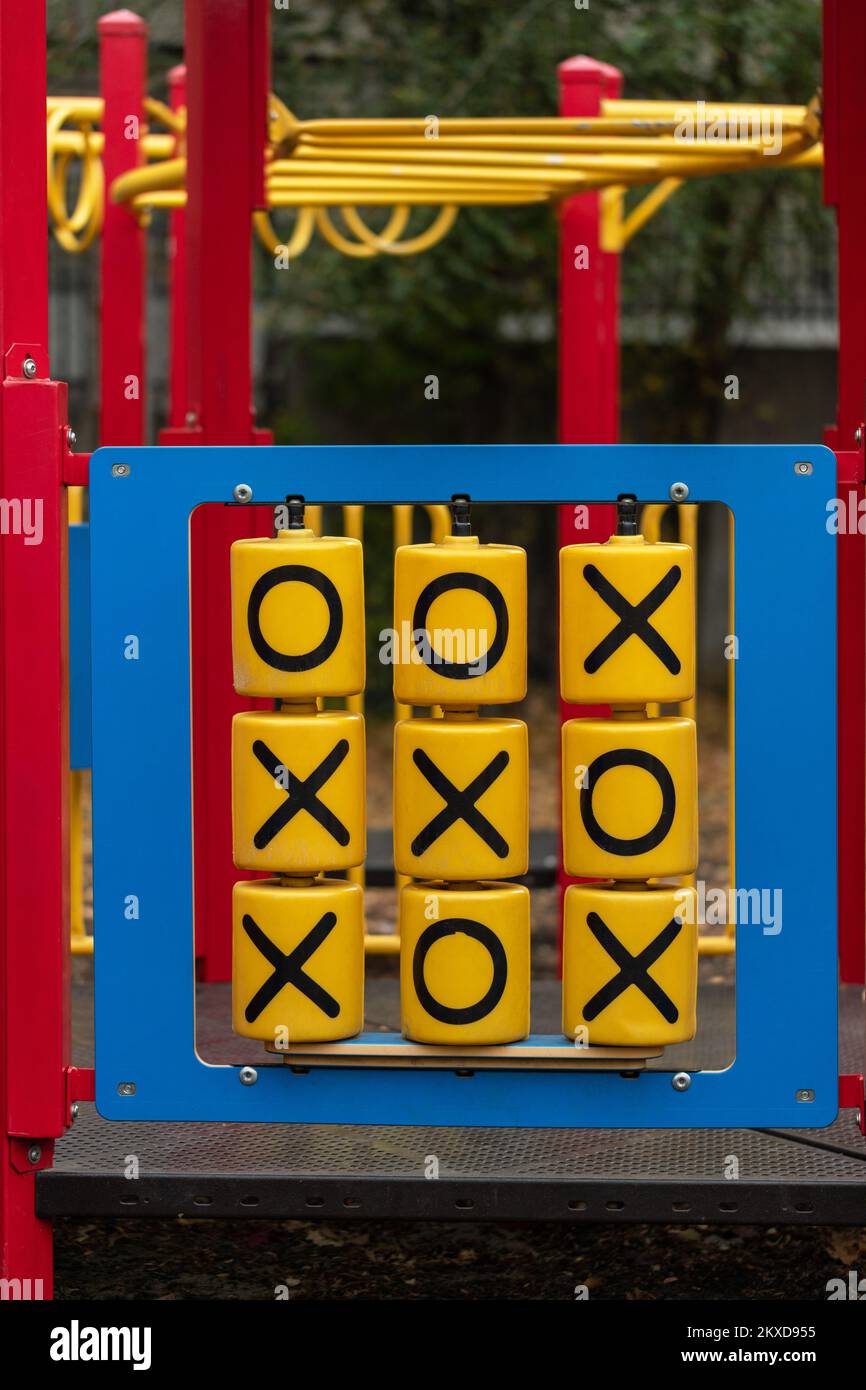 Gioco TIC-tac-tep nel parco giochi. Attività all'aperto per bambini. Foto Stock