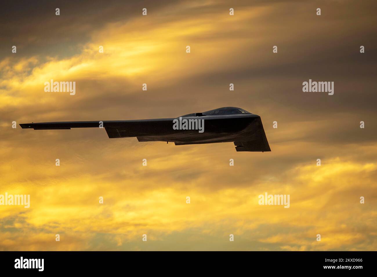 Glendale, Stati Uniti. 15 Novembre 2022. NEGLI STATI UNITI Air Force B-2 Spirit Stealth Strategic Bomber, con la Bomba Wing 509th, decollo dalla base dell'aeronautica militare Luke, 15 novembre 2022 a Glendale, Arizona. Credit: Fahren Coger/Planetpix/Alamy Live News Foto Stock