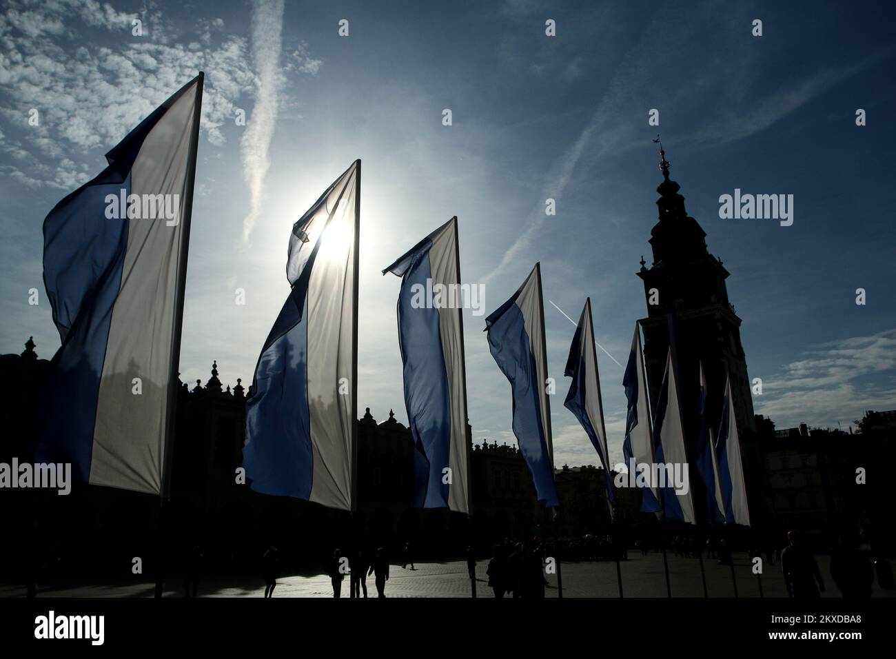 Diverse bandiere di colore blu e bianco della città appese e ondeggianti nel vento nel centro di Cracovia in Polonia. Foto Stock