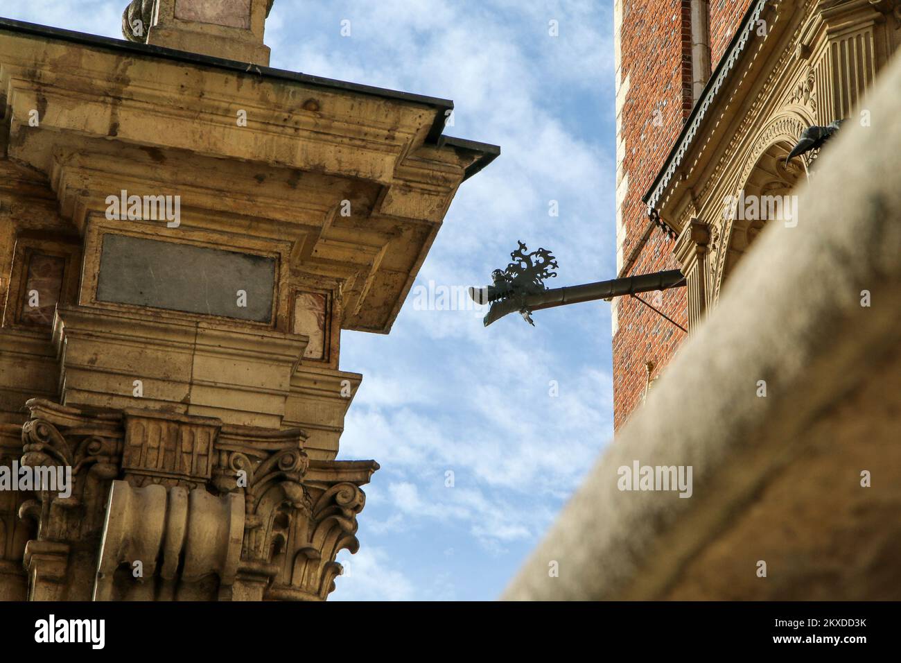 Il particolare del ghirlone a forma di drago metallico sul castello di Wawel a Cracovia in Polonia. Foto Stock