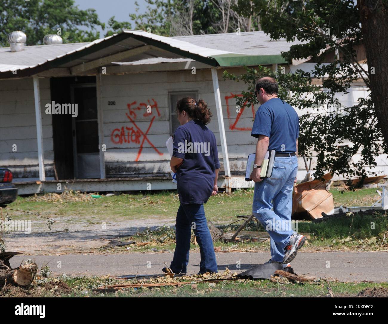 Tornado - nuovo Castello, Okla. , 28 maggio 2011 Janae Sullivan, FEMA, e Nick Poulos, Della US Small Business Administration (SBA) camminare verso una struttura danneggiata tornado in New Castle durante una valutazione preliminare dei danni. .. Fotografie relative a disastri e programmi, attività e funzionari di gestione delle emergenze Foto Stock Tornado - nuovo Castello, Okla. , 28 maggio 2011 Janae Sullivan, FEMA, e Nick Poulos, Della US Small Business Administration (SBA) camminare verso una struttura danneggiata tornado in New Castle durante una valutazione preliminare dei danni. .. Fotografie relative a disastri e programmi, attività e funzionari di gestione delle emergenze Foto Stock