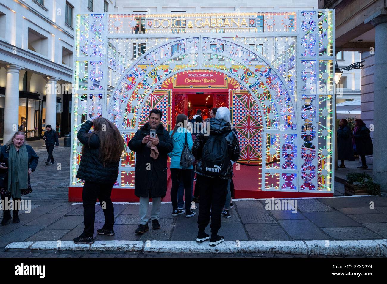 Londra, Regno Unito. 30 novembre 2022. La gente guarda il mercato di Natale di Dolce e Gabbana recentemente installato a Covent Garden Piazza. La colorata struttura temporanea è decorata con luci a LED. Credit: Stephen Chung / Alamy Live News Foto Stock