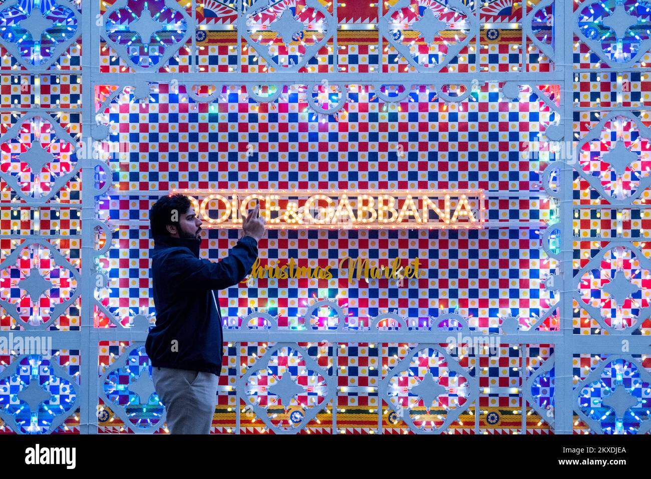 Londra, Regno Unito. 30 novembre 2022. Una persona vede il mercato di Natale di Dolce e Gabbana recentemente installato a Covent Garden Piazza. La colorata struttura temporanea è decorata con luci a LED. Credit: Stephen Chung / Alamy Live News Foto Stock