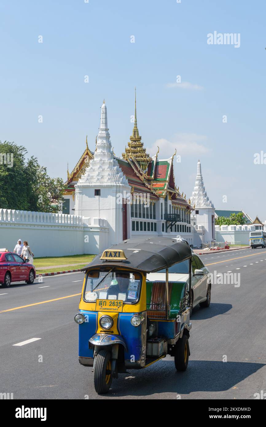 Bangkok, Thailandia - Marzo 19th 2018: Risciò auto su Samam Chai Road con il Grand Palace sullo sfondo. Foto Stock