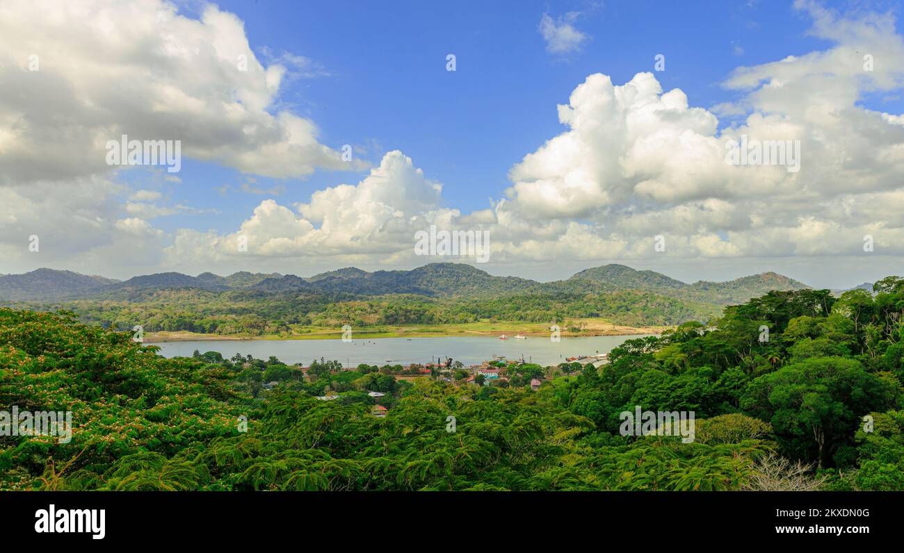 Vista panoramica del canale di Panama sul fiume Chagres Foto Stock