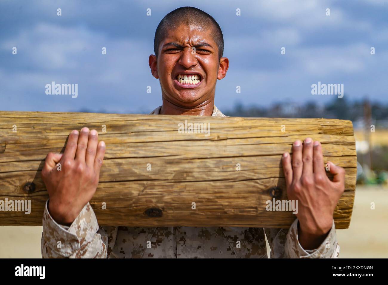 San Diego, Stati Uniti. 28th Nov 2022. STATI UNITI Marines recluta con Bravo Company, 1st battaglione di addestramento di reclutamento, reagisca al ceppo 250-libbra durante le esercitazioni al deposito di reclutamento del corpo marino San Diego, 28 novembre 2022 a San Diego, California. Credit: CPL. Grace Kindred/US Marines/Alamy Live News Foto Stock