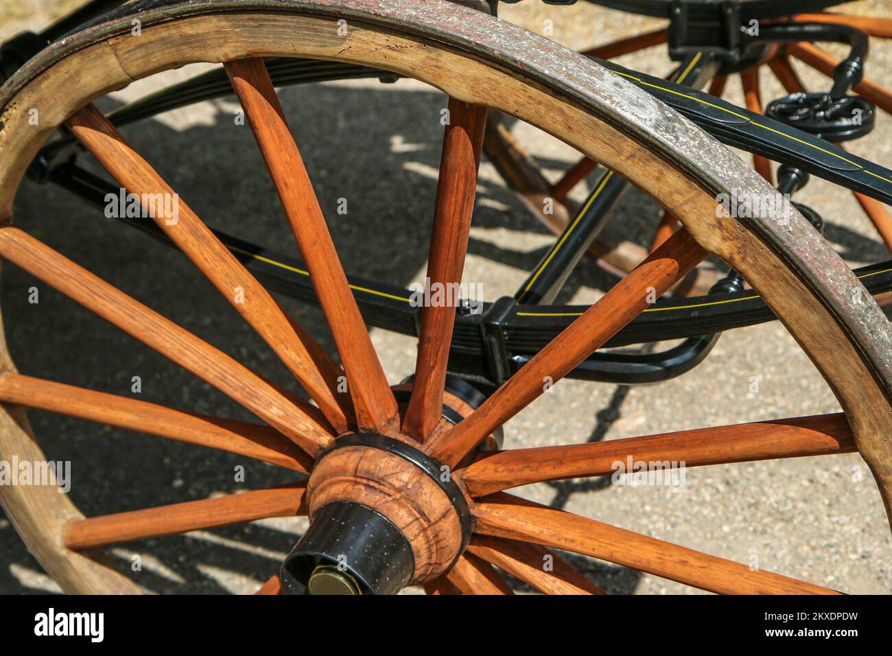 Il particolare della ruota di legno del vecchio pullman. Foto Stock