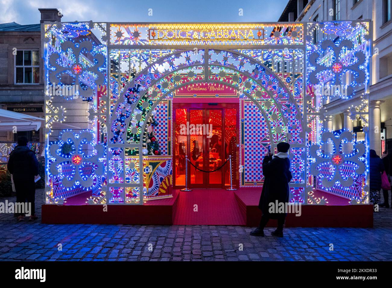 Londra, Regno Unito. 30 novembre 2022. Una persona vede il mercato di Natale di Dolce e Gabbana recentemente installato a Covent Garden Piazza. La colorata struttura temporanea è decorata con luci a LED. Credit: Stephen Chung / Alamy Live News Foto Stock