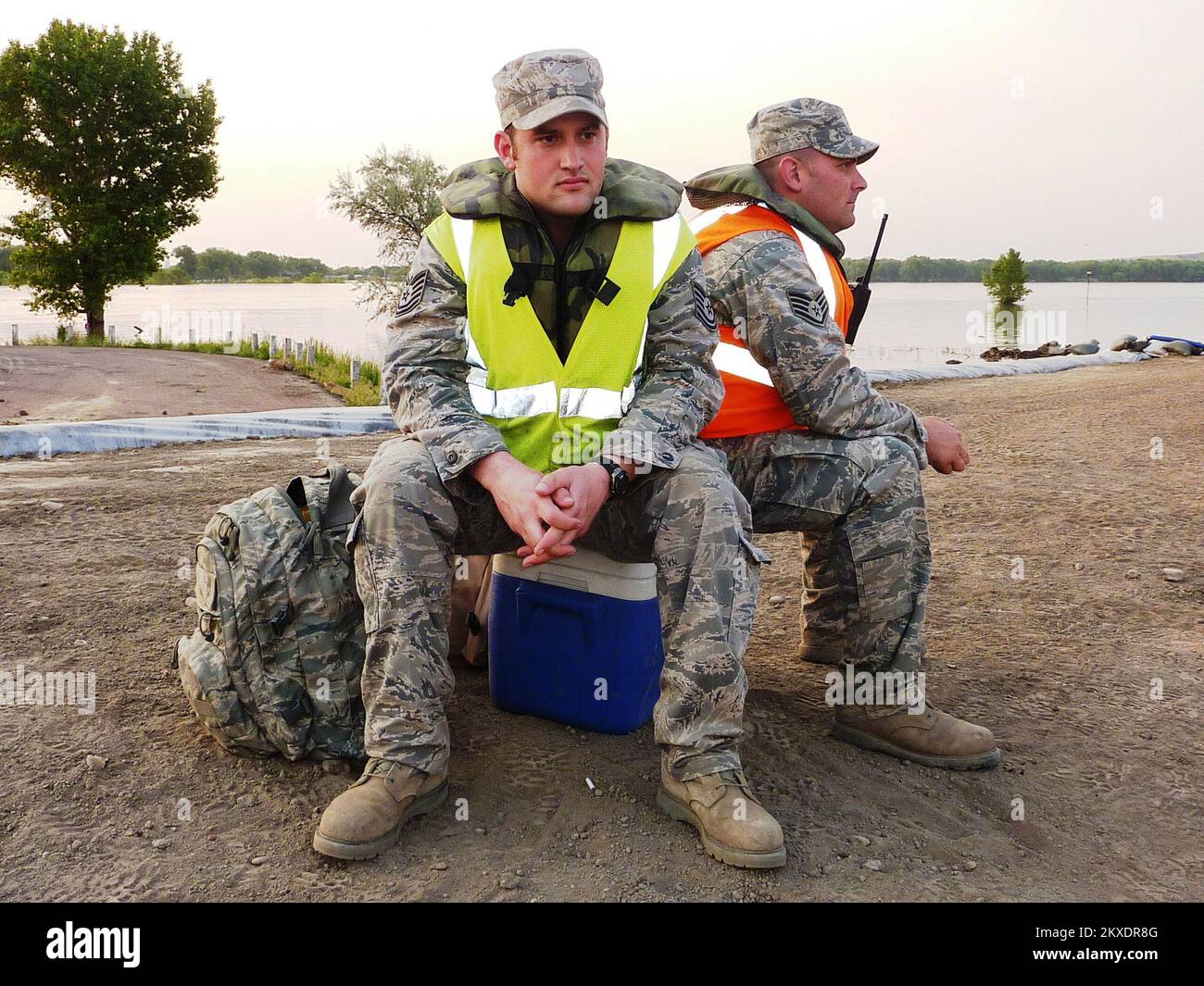 Alluvione - Fort Pierre, S.D., 7 giugno 2011 TSgt. Nathan Semrau (primo piano) e SSgt. Jason Surber, US Air National Guard 114th Fighter Wing, attende la loro squadra di soccorso dopo una lunga notte di pattuglia lungo il levee a Fort Pierre, S. D. sul fiume Missouri. La FEMA e altre agenzie federali stanno supportando il team di gestione degli incidenti nello sforzo di rispondere alle inondazioni. Inondazioni del Sud Dakota. Fotografie relative a disastri e programmi, attività e funzionari di gestione delle emergenze Foto Stock