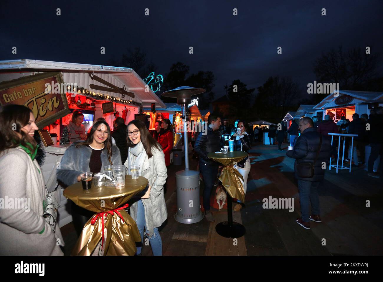 01.12.2019., Croazia, Rijeka - con l'illuminazione di lampade elettriche il programma di Avvento su Trsatska gradina è ufficialmente iniziato. La gente gode l'atmosfera di Natale. Foto:Goran Kovacic/PIXSELL Foto Stock