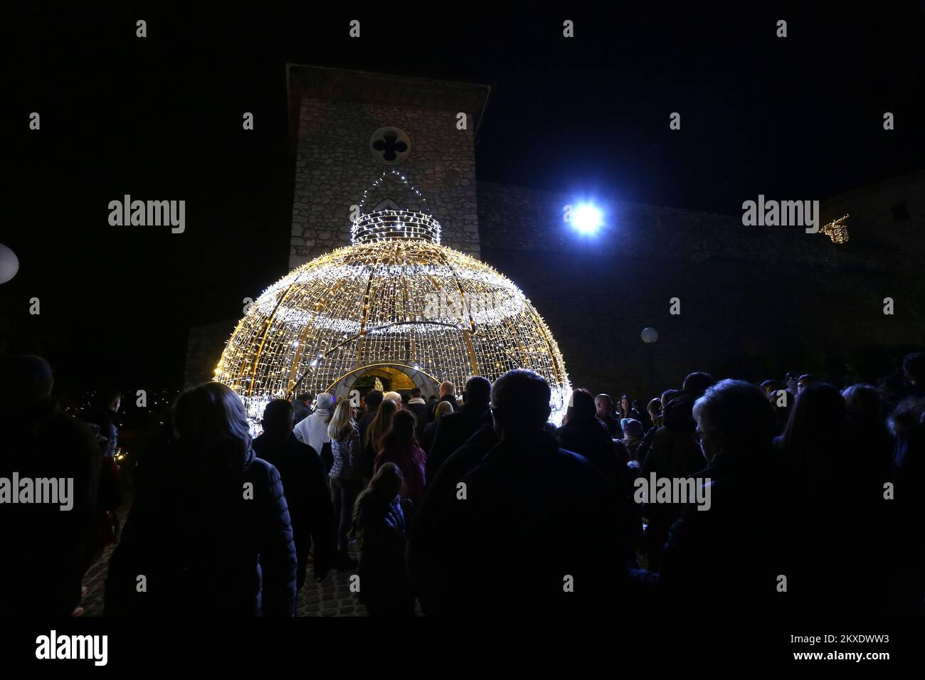 01.12.2019., Croazia, Rijeka - con l'illuminazione di lampade elettriche il programma di Avvento su Trsatska gradina è ufficialmente iniziato. La gente gode l'atmosfera di Natale. Foto:Goran Kovacic/PIXSELL Foto Stock