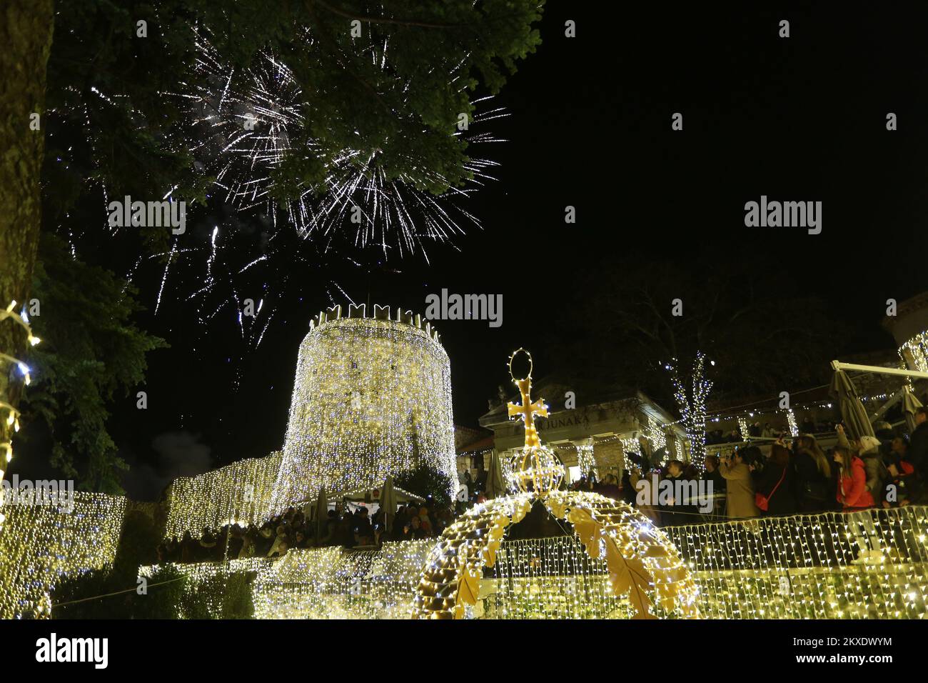 01.12.2019., Croazia, Rijeka - con l'illuminazione di lampade elettriche il programma di Avvento su Trsatska gradina è ufficialmente iniziato. La gente gode l'atmosfera di Natale. Foto:Goran Kovacic/PIXSELL Foto Stock