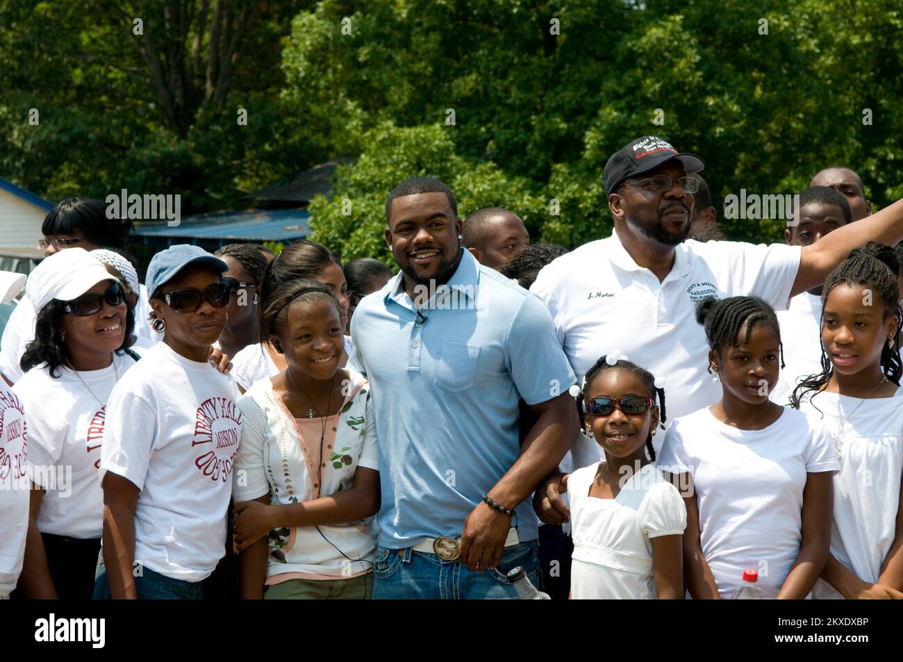 Tornado - Tuscaloosa, Ala. , Il 11 giugno 2011 il vincitore del Trofeo Heisman dell'Università dell'Alabama e i Santi di New Orleans che corrono indietro Mark Ingram posa per le immagini con un gruppo di volontari basato sulla fede della Georgia. Mark è tornato a Tuscaloosa per aiutare le Relazioni con la comunità FEMA incontrando volontari e sopravvissuti. Foto FEMA/Tim Burkitt. Alabama forti tempeste, tornado, venti in linea retta, e alluvioni. Fotografie relative a disastri e programmi, attività e funzionari di gestione delle emergenze Foto Stock
