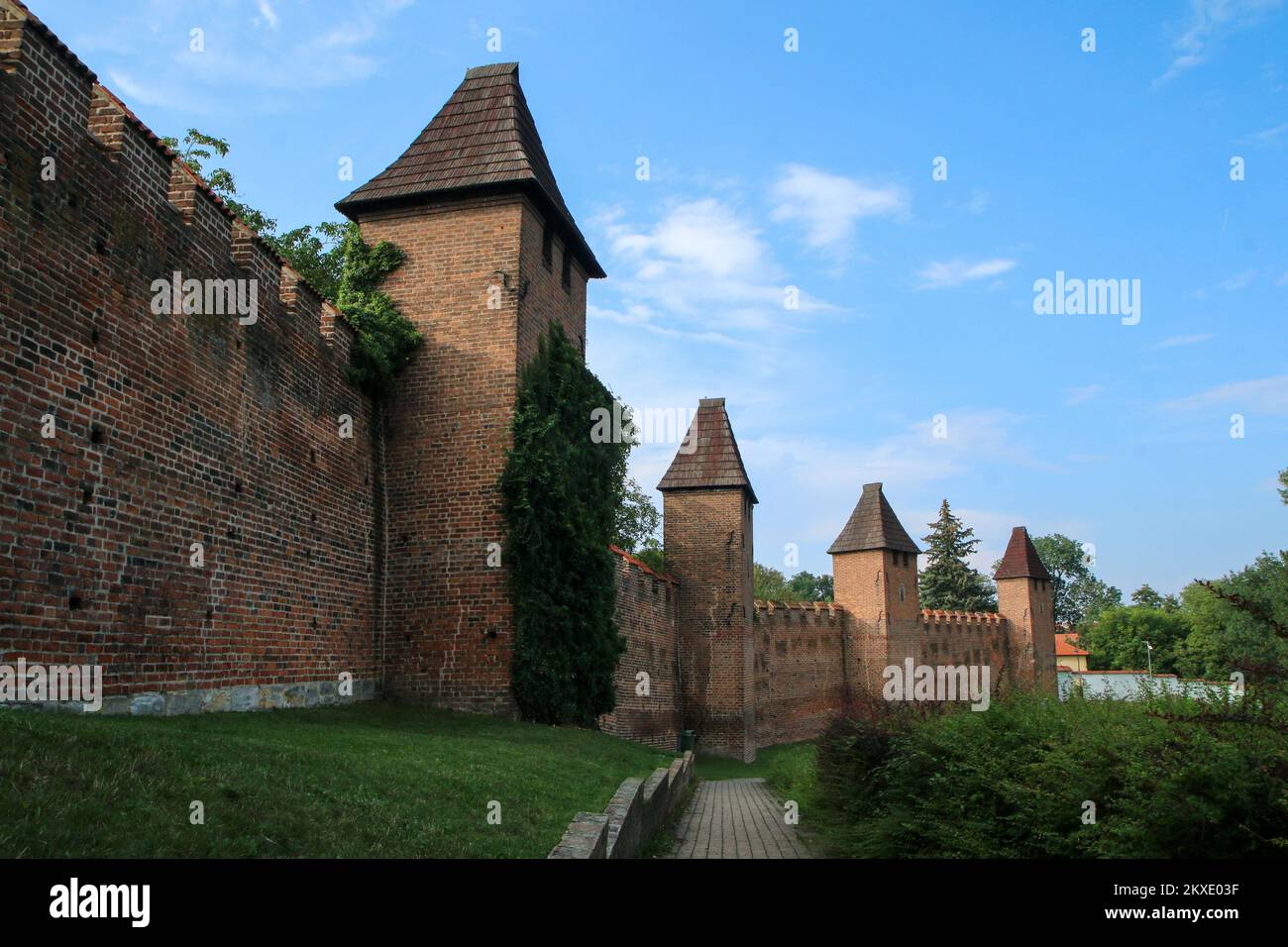 Le vecchie mura di mattoni della città di Nymburk nella Repubblica Ceca. Il bel punto di riferimento e attrazione per i turisti. Foto Stock
