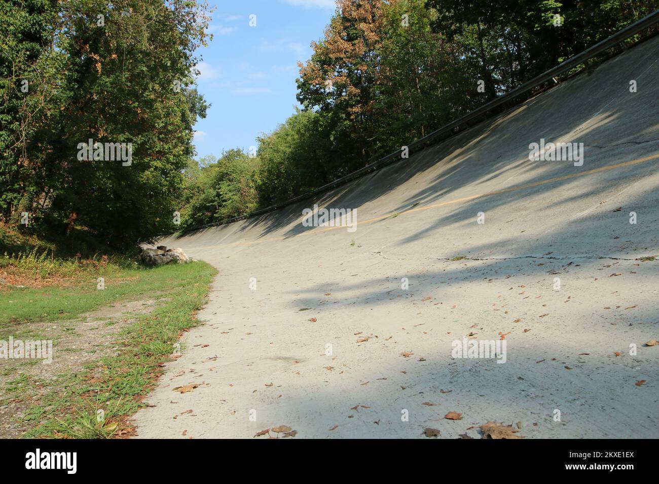 La Famosa Curva Storica Inclinata Del Vecchio Circuito Di Monza Nei la-famosa-curva-storica-inclinata-del-vecchio-circuito-di-monza-nei
