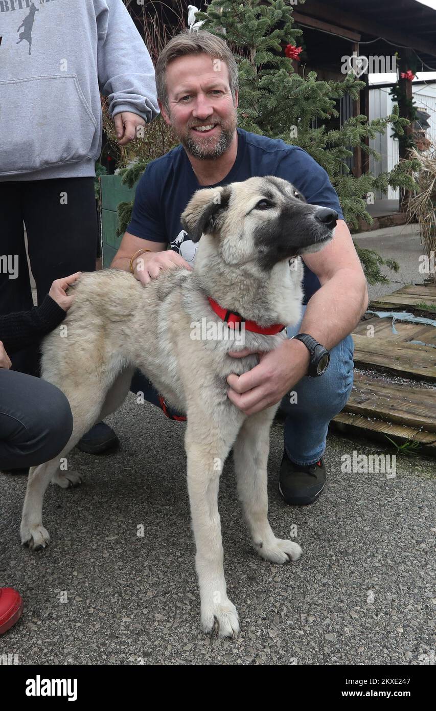 19.12.2019., Croazia, Zagabria - ex Royal Marines commando e fondatore della carità di Nowzad Dogs Pen Farthing, vincitore del prestigioso Premio degli Eroi della CNN nel 2014, è venuto a Zagabria solo per portare il cane Ares ad un soldato croato, Che ha legato con un cane in una missione in Afghanistan quando Ares aveva solo un mese. La campagna per l'arrivo di Ares in Croazia è stata lanciata dall'organizzazione internazionale Nozwad, e molti donatori hanno contribuito a raccogliere più di 33.000 HRK (circa 4.500 euro) per spostare il sangue allegro mix dall'Afghanistan a Zagabria. Foto: Robert Anic/PIXSELL Foto Stock