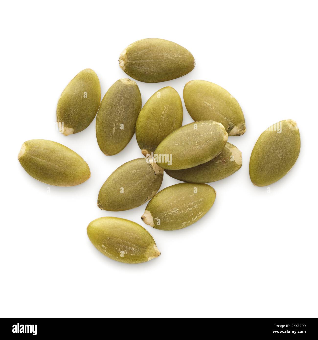 Ingredienti alimentari: Piccolo mucchio di semi di zucca secchi pelati, isolati su fondo bianco Foto Stock