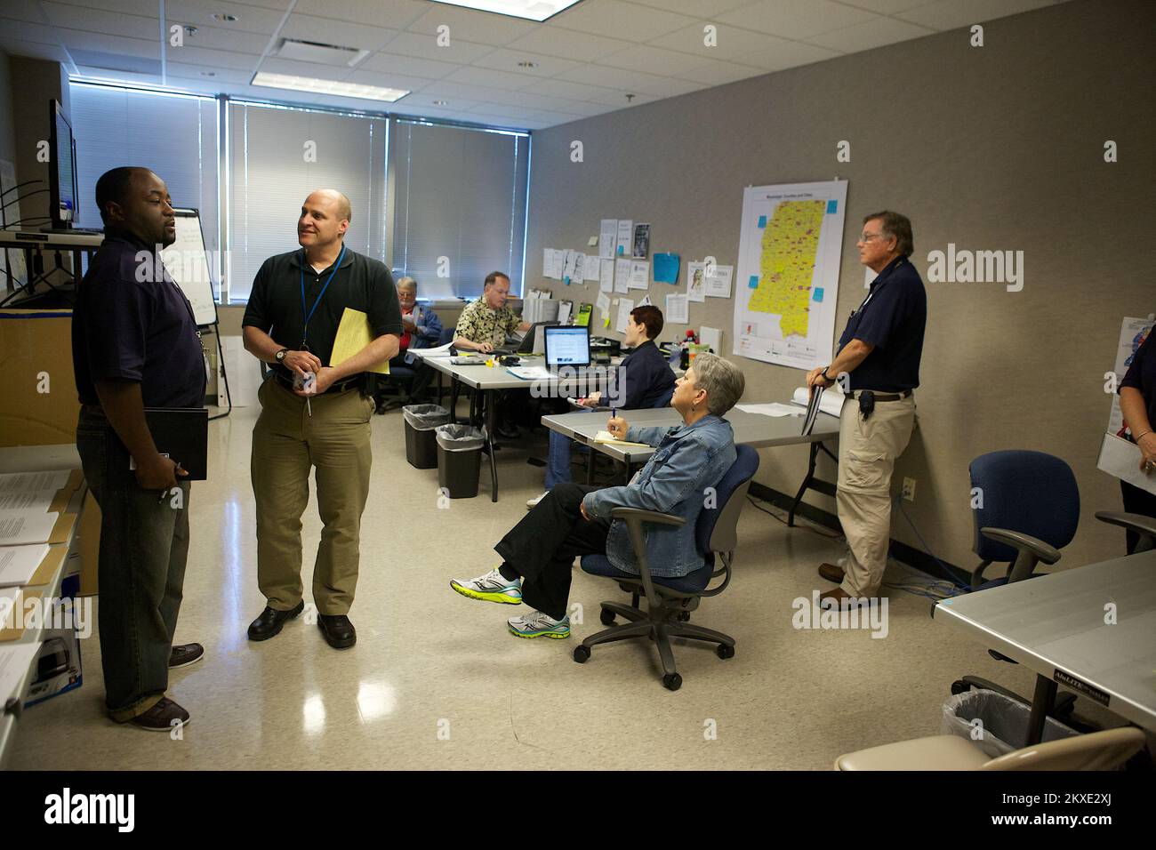 Alluvione Tornado - Clinton, Miss. , 17 giugno 2011 Bruce Brodoff (FEMA) External Affairs Specialist, conduce una session 'hotwash', in cui tutti i dipartimenti del Joint Field Office forniscono un aggiornamento quotidiano dello stato che consente alle squadre di coordinare i loro sforzi. La FEMA raccoglie informazioni al minuto durante un disastro per meglio soddisfare le esigenze di una comunità. Mississippi gravi tempeste, tornado, venti in linea retta, e le relative alluvioni. Fotografie relative a disastri e programmi, attività e funzionari di gestione delle emergenze Foto Stock