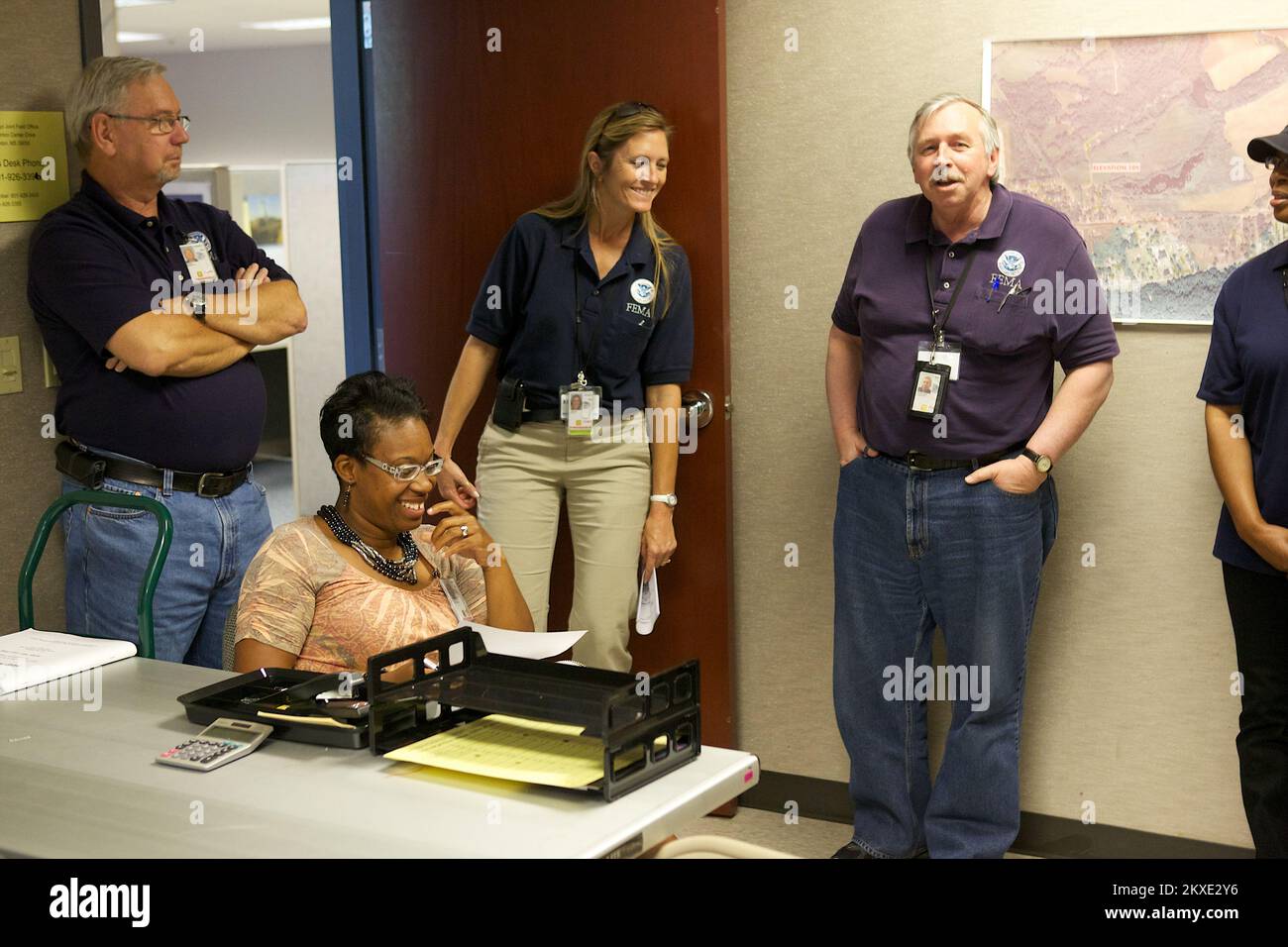 Alluvione Tornado - Clinton, Miss. , 17 giugno 2011 Charles Henderson briefing la sua squadra ad un incontro. Stando da sinistra a destra, Kenneth Brown, specialista degli affari esteri, Kysa George, progetti speciali e Charles Henderson, responsabile degli affari esteri. La FEMA sta fornendo assistenza ai sopravvissuti alle catastrofi a Clinton a causa delle inondazioni. Foto: Chris Ragazzo/FEMA. Inondazione del Mississippi. Fotografie relative a disastri e programmi, attività e funzionari di gestione delle emergenze Foto Stock