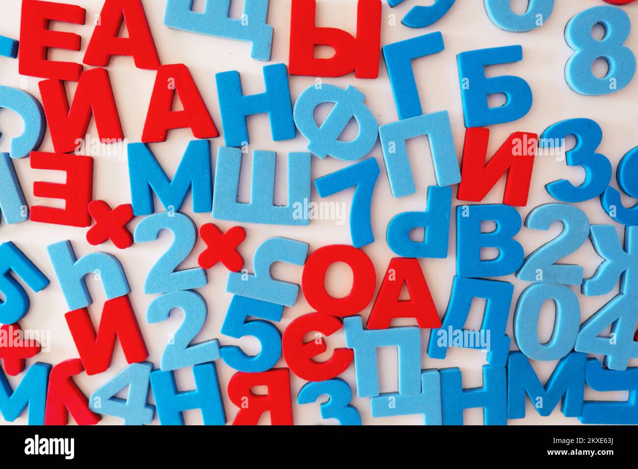 Lettere e numeri russi. Vocali rosse e consonanti blu su sfondo bianco. Foto di alta qualità. Foto Stock