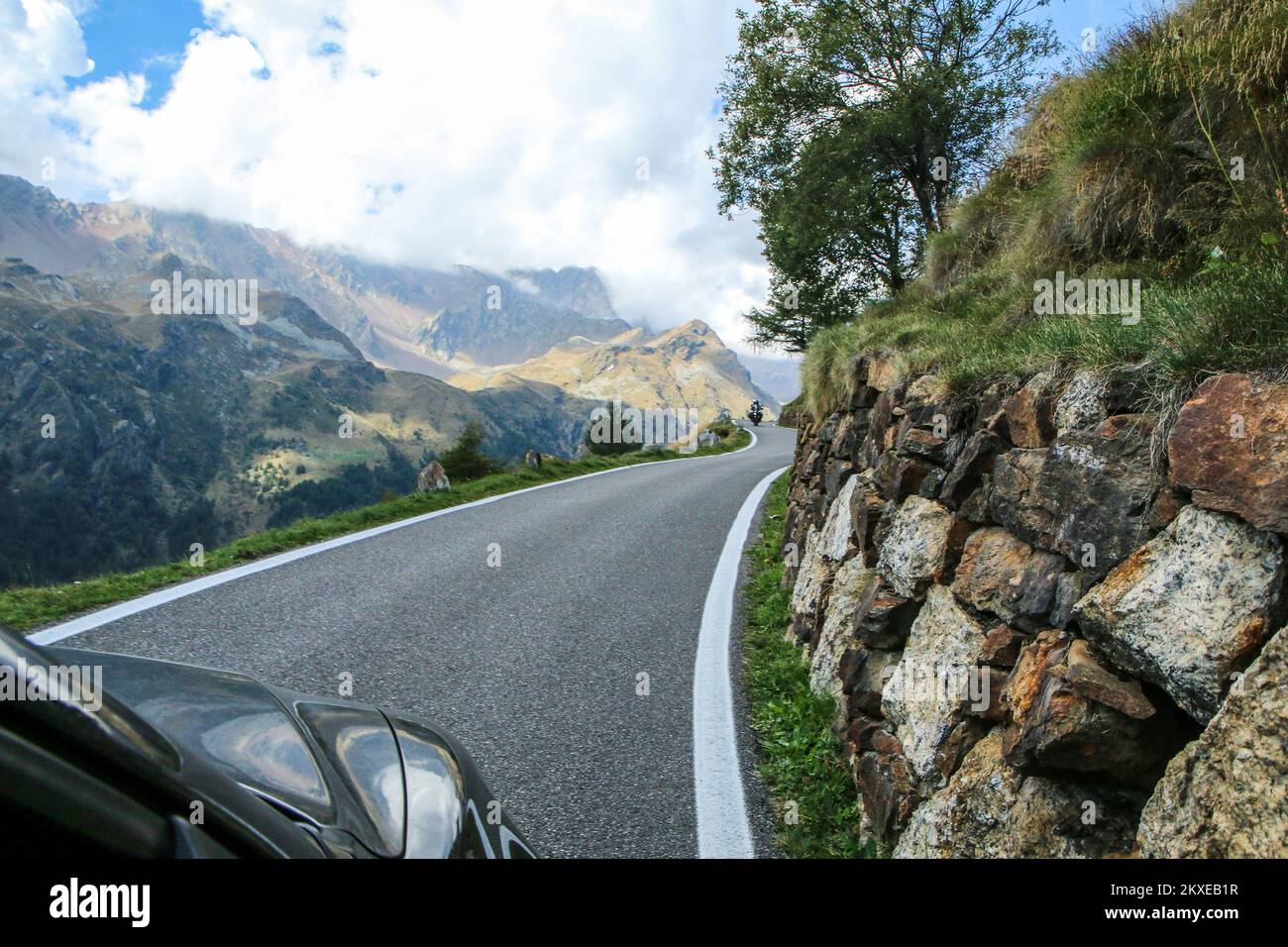 La vista della strada che sale al Passo di Gavia in Italia. La strada stretta e impegnativa verso la cima. Foto Stock