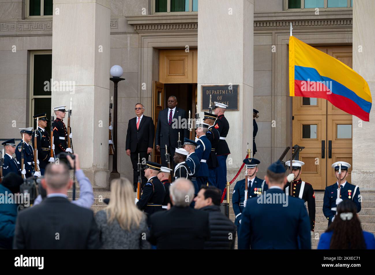 Arlington, Stati Uniti d'America. 29th Nov 2022. Arlington, Stati Uniti d'America. 29 Novembre 2022. STATI UNITI Il Segretario della Difesa Lloyd J. Austin III, è in piedi con il Ministro della Difesa colombiano Ivan Velasquez, partito, per la riproduzione di inni nazionali durante la cerimonia di arrivo al Pentagono, 29 novembre 2022 ad Arlington, Virginia. Credit: MC2 Alexander Kubitza/DOD/Alamy Live News Foto Stock