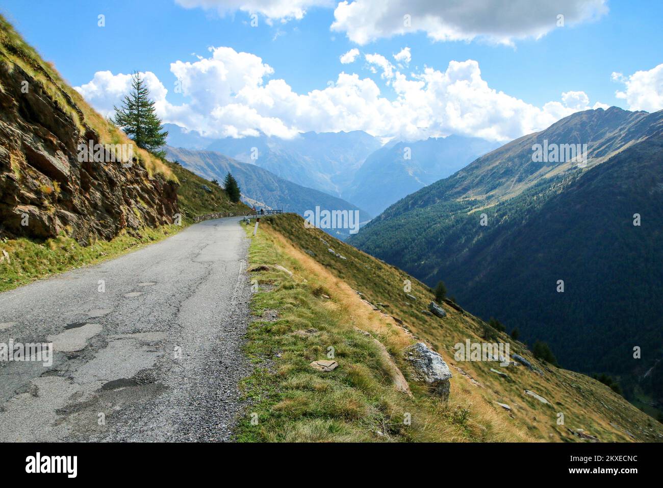 La vista della strada che sale al Passo di Gavia in Italia. La strada stretta e impegnativa verso la cima. Foto Stock