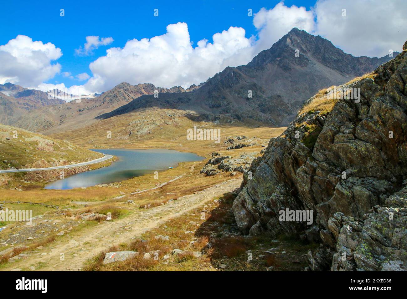 La vista panoramica delle Alpi italiane sulla cima del Passo di Gavia. Belle cime e un lago sottostante durante le giornate di sole. Foto Stock