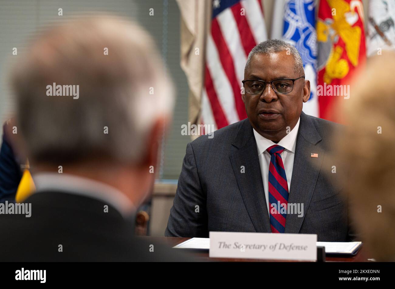 Arlington, Stati Uniti d'America. 29th Nov 2022. Arlington, Stati Uniti d'America. 29 Novembre 2022. STATI UNITI Il Segretario della Difesa Lloyd J. Austin III, durante un incontro faccia a faccia con il Ministro della Difesa colombiano Ivan Velasquez, ha lasciato, al Pentagono, il 29 novembre 2022 ad Arlington, Virginia. Credit: MC2 Alexander Kubitza/DOD/Alamy Live News Foto Stock