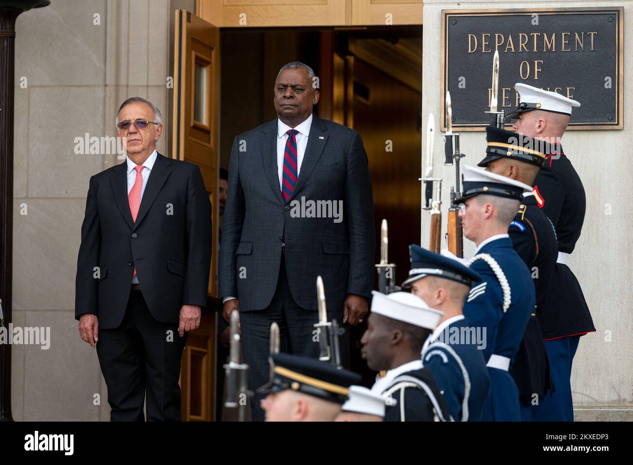 Arlington, Stati Uniti d'America. 29th Nov 2022. Arlington, Stati Uniti d'America. 29 Novembre 2022. STATI UNITI Il Segretario della Difesa Lloyd J. Austin III, è in piedi con il Ministro della Difesa colombiano Ivan Velasquez, partito, per la riproduzione di inni nazionali durante la cerimonia di arrivo al Pentagono, 29 novembre 2022 ad Arlington, Virginia. Credit: MC2 Alexander Kubitza/DOD/Alamy Live News Foto Stock