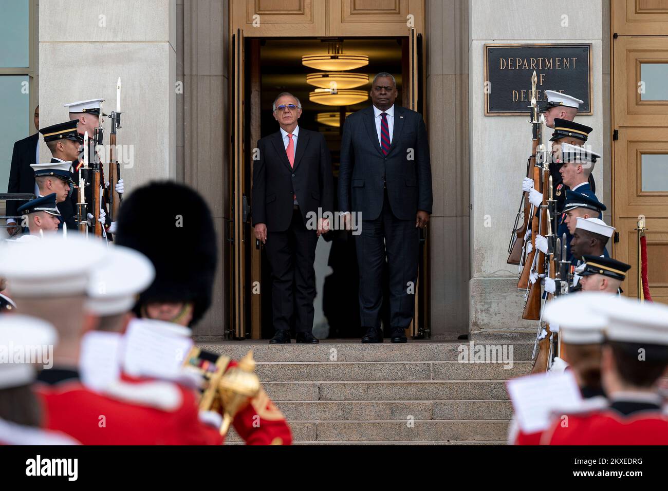 Arlington, Stati Uniti d'America. 29th Nov 2022. Arlington, Stati Uniti d'America. 29 Novembre 2022. STATI UNITI Il Segretario della Difesa Lloyd J. Austin III, è in piedi con il Ministro della Difesa colombiano Ivan Velasquez, partito, per la riproduzione di inni nazionali durante la cerimonia di arrivo al Pentagono, 29 novembre 2022 ad Arlington, Virginia. Credit: MC2 Alexander Kubitza/DOD/Alamy Live News Foto Stock