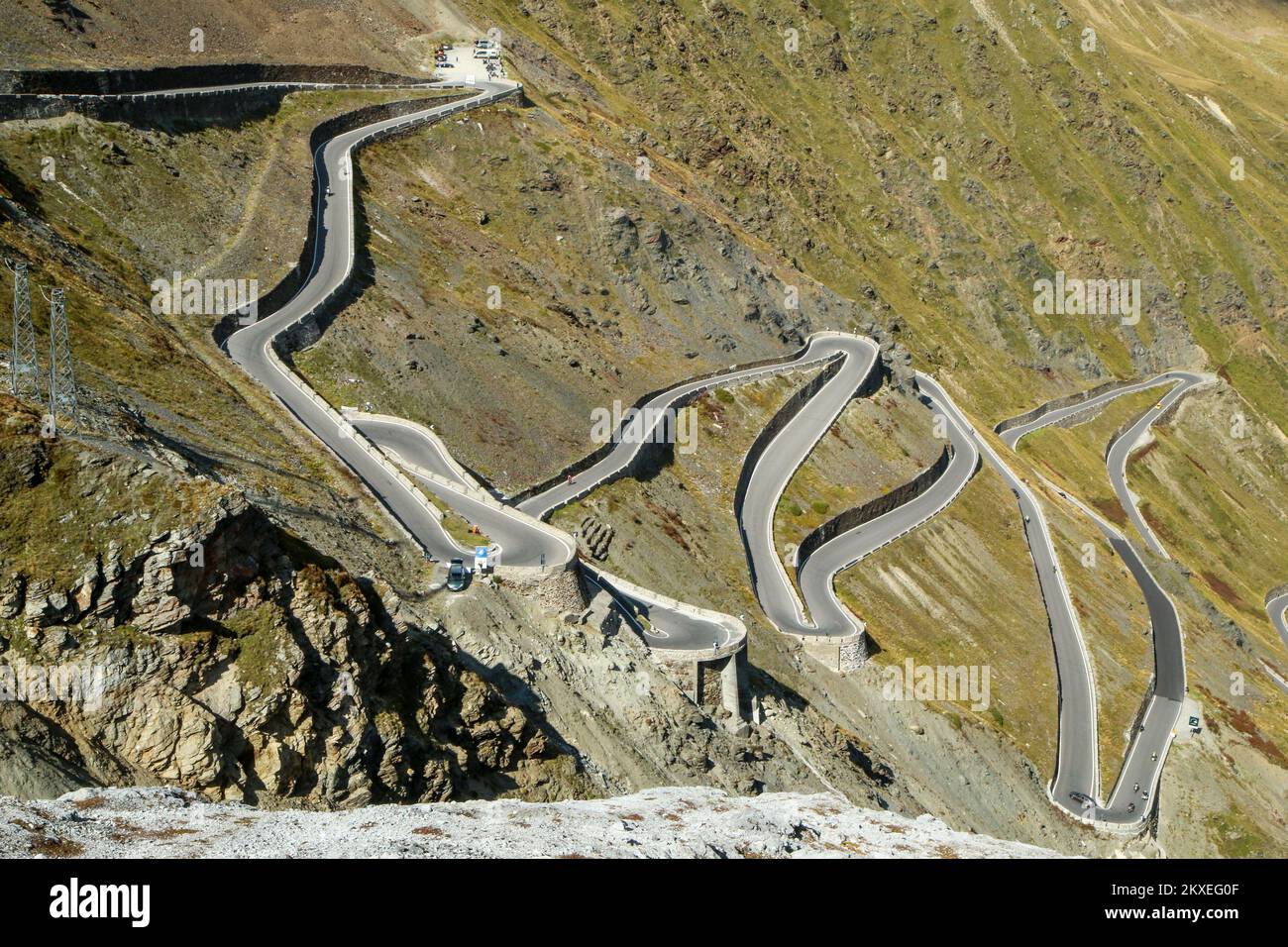 Il dettaglio dei tornanti della strada impegnativa verso il famoso Passo dello Stelvio nelle Alpi italiane, vicino alla Svizzera. Foto Stock