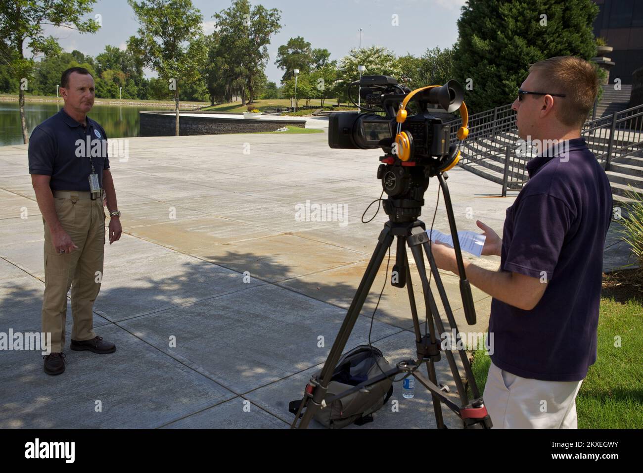 Inondazione grave Storm - Clinton, signorina , 15 luglio 2011 FCO Terry Quarters intervistato dal produttore FEMA Jeff Keating, per l'utilizzo in un video di External Affiars riguardante l'estensione della comunità e le operazioni durante il disastro di Smithsville tornado. FEMA produce video per la manutenzione di un team di distribuzione ben addestrato e per informare il pubblico sulle operazioni sul campo FEMA. Foto: Chris Ragazzo/FEMA. Uragano Katrina della Louisiana. Fotografie relative a disastri e programmi, attività e funzionari di gestione delle emergenze Foto Stock