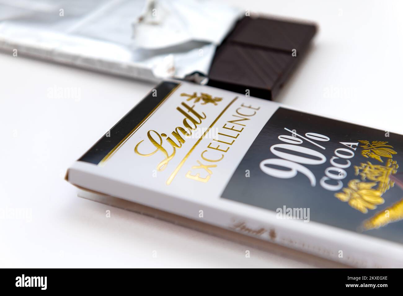 Londra. REGNO UNITO. 11.25.2022. Primo piano di una confezione di cioccolato fondente Lindt. Foto Stock