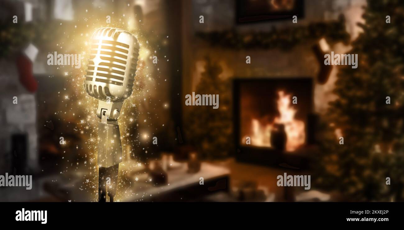 Sfondo karaoke. Microfono in argento vintage su bokeh albero di Natale e notizie anno decorazione. Concetto Natale per banner web, display o mon Foto Stock