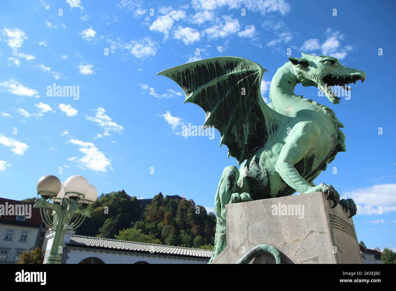 Statua del drago in piedi sul ponte del drago a Lubiana in Slovenia durante la bella e soleggiata giornata. Foto Stock
