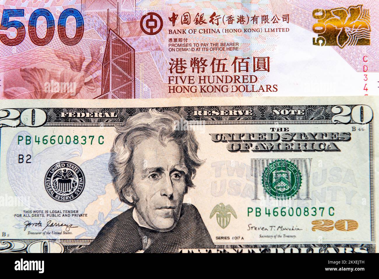 Primo piano di una fattura da venti dollari USA e di una banconota da cinquecento dollari di Hong Kong. Foto Stock