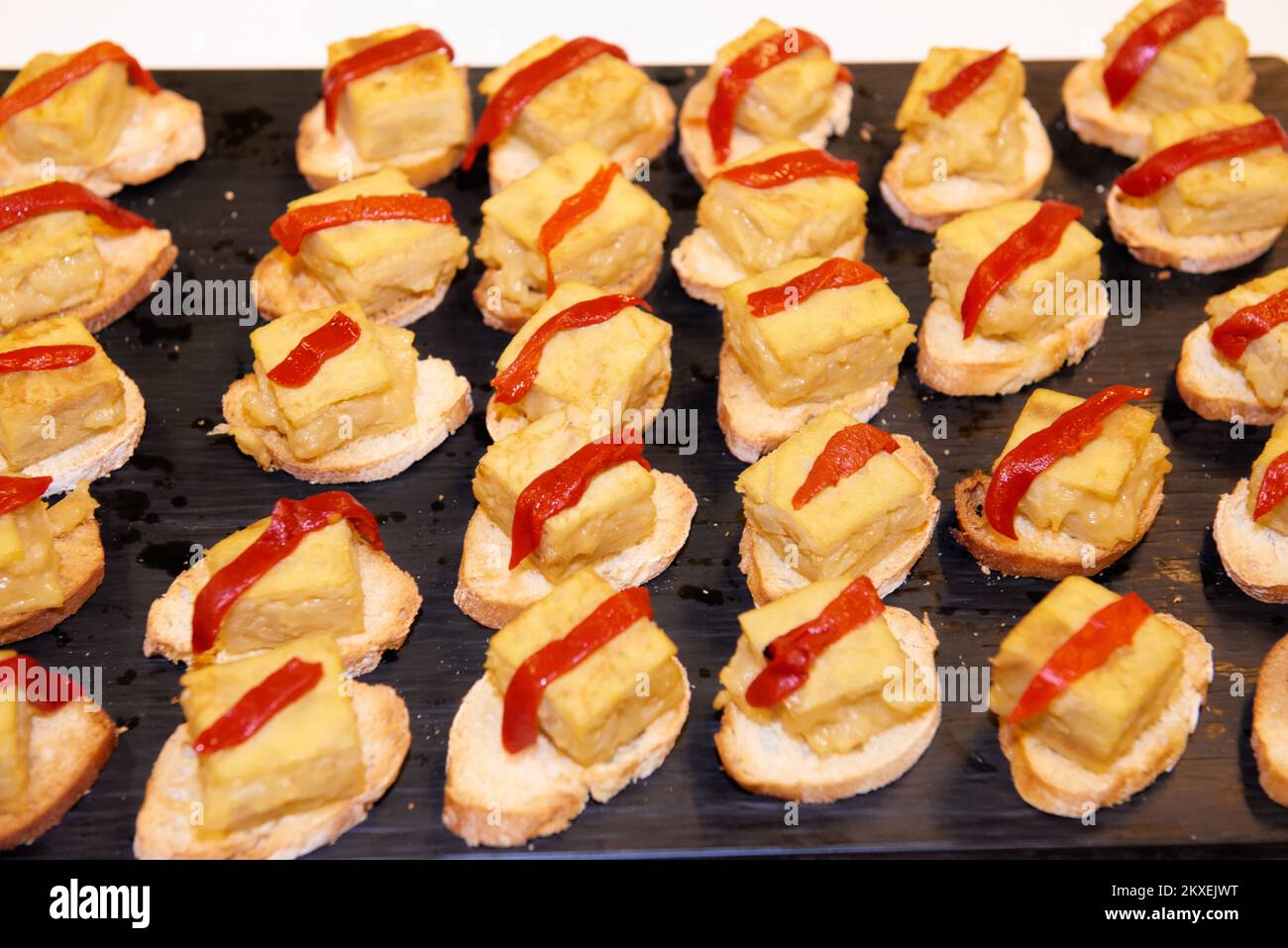 Frittata spagnola con pepe rosso. Foto Stock