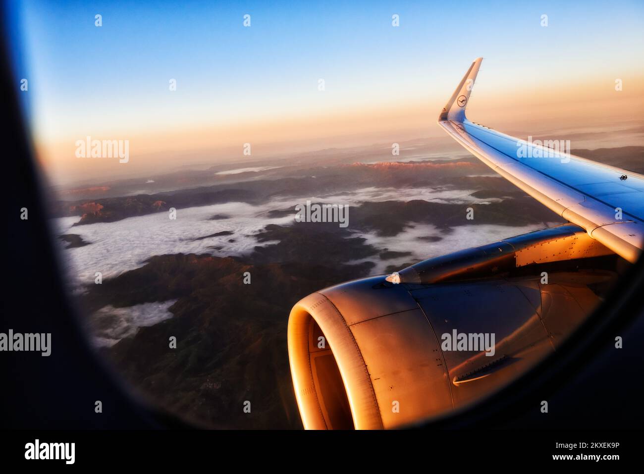 Vista del motore attraverso la finestra dell'aereo. Foto Stock