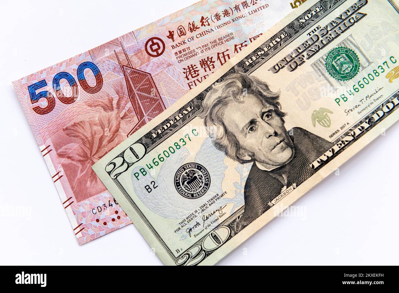Una fattura da venti dollari USA e una banconota da cinquecento dollari di Hong Kong isolata su sfondo bianco. Foto Stock