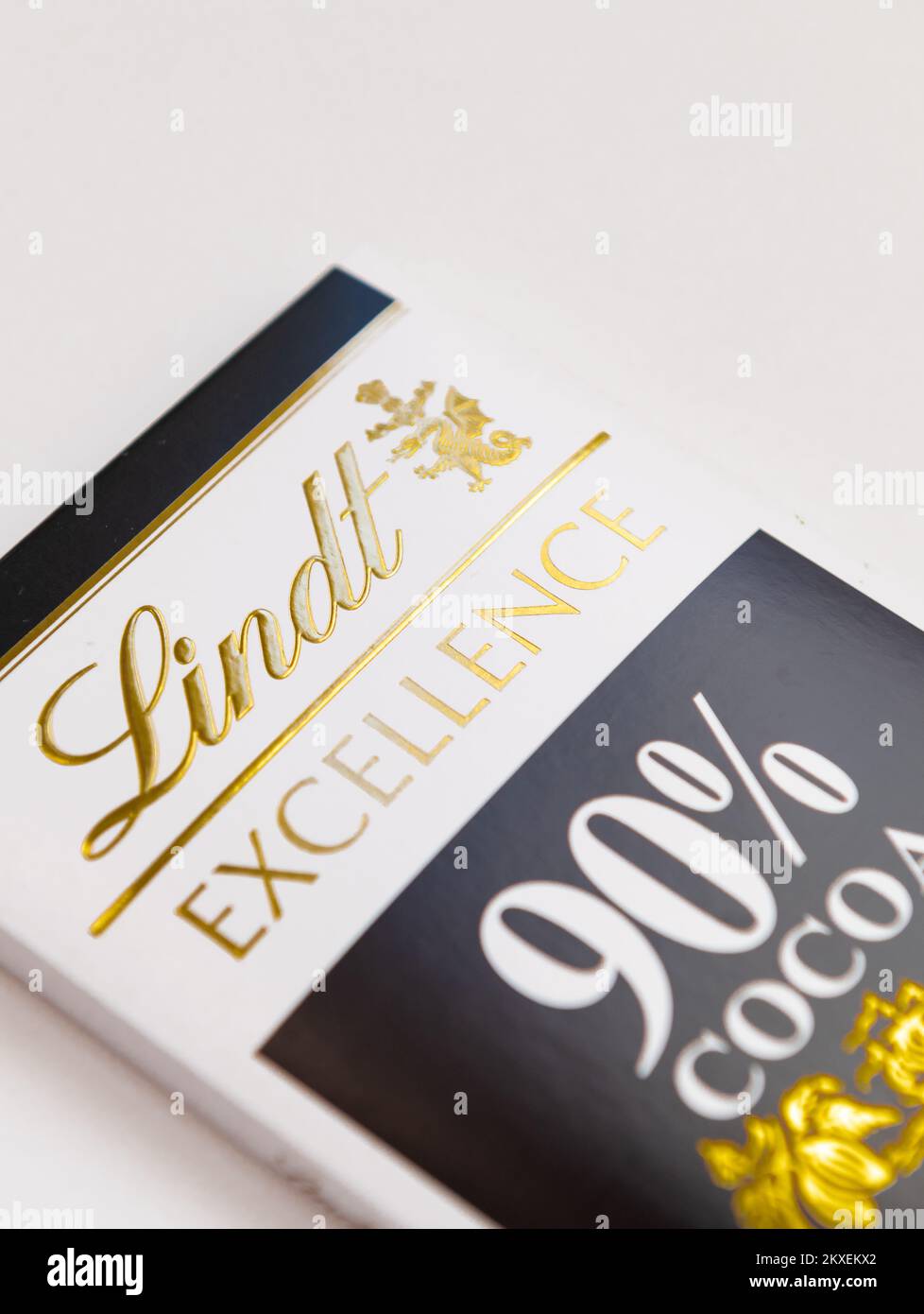 Londra. REGNO UNITO. 11.25.2022. Primo piano di una confezione di cioccolato fondente Lindt. Foto Stock